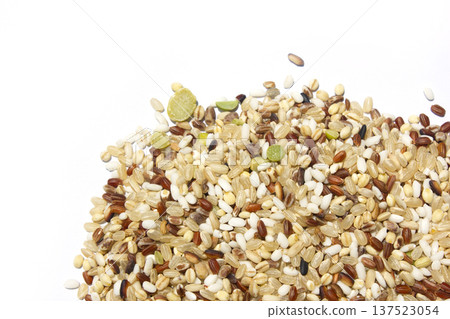 These are grains of mixed grain. 137523054