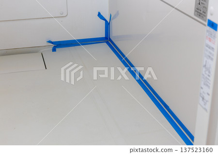 浴室更換填縫劑時用遮蔽膠帶進行保護 浴室更換填縫劑時用遮蔽膠帶進行保護 137523160