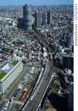 從Solamachi March Sumida 205號東武特快列車駛過押上時,可以看到東武特快列車和摩天大樓。 從Solamachi March Sumida 205號東武特快列車駛過押上時,可以看到東武特快列車和摩天大樓。 137523257