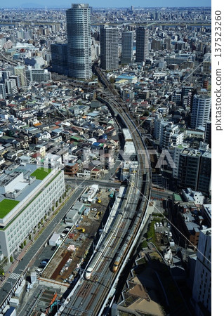 從Solamachi March拍攝的東武特快列車和摩天大樓照片。東武特快列車正行駛在隅田208站押上站。 從Solamachi March拍攝的東武特快列車和摩天大樓照片。東武特快列車正行駛在隅田208站押上站。 137523260