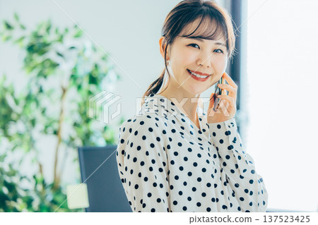 年輕的女士smaho 137523425