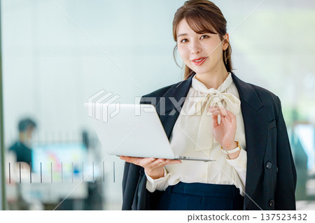 在辦公室使用筆記型電腦的年輕女商人 137523432