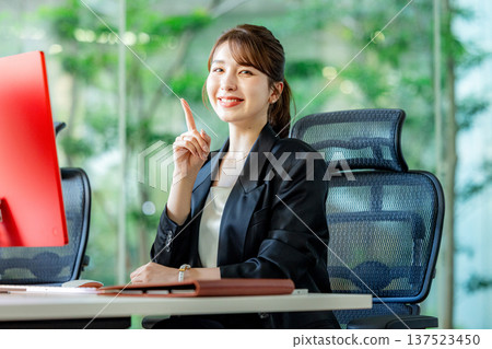 在辦公室用電腦工作的外國女性 137523450