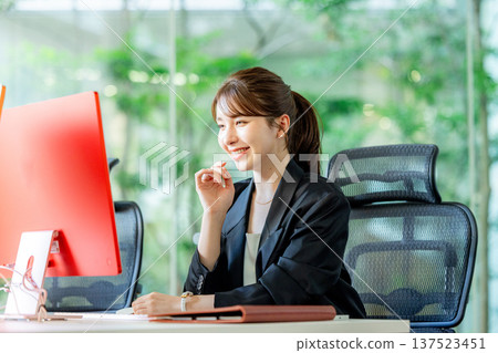 在辦公室用電腦工作的外國女性 137523451