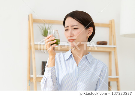 喝綠色汁液的婦女 喝綠色汁液的婦女 137523557