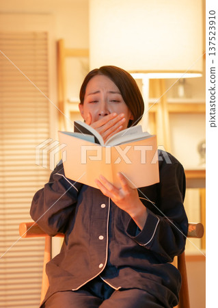 woman reading woman reading 137523910