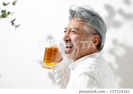 拿著啤酒杯的男人微笑著 137524281