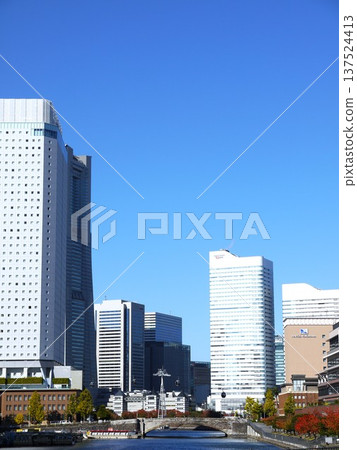 藍天下的萬國大橋景色 137524413