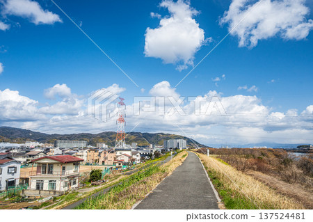 從淀川右岸眺望大阪府高槻市 137524481