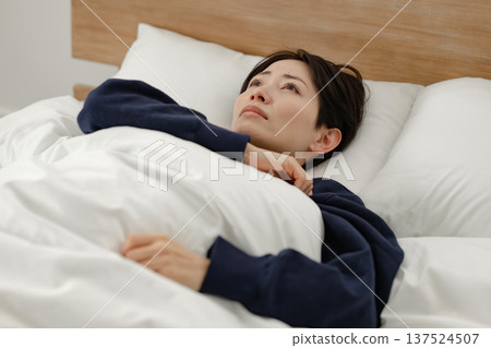 Sleepless women 137524507