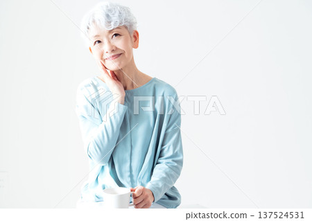 思考高級女性 137524531