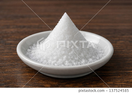 一幅描繪白色鹽堆和盤子的插圖 137524585