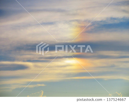 傍晚的天空出現了五彩斑斕的雲彩。 傍晚的天空出現了五彩斑斕的雲彩。 137524667