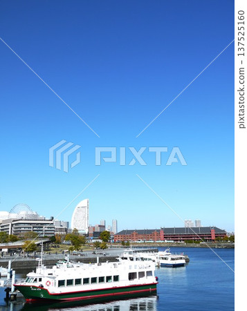 A port where sightseeing boats cruise A port where sightseeing boats cruise 137525160