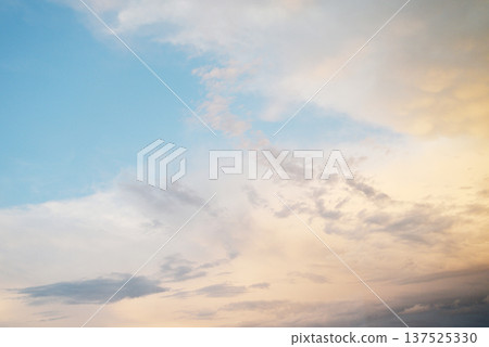 傍晚天空庫存照片 137525330