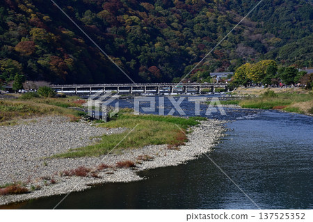 嵯峨野嵐山渡月橋和大井川(桂川) 嵯峨野嵐山渡月橋和大井川(桂川) 137525352