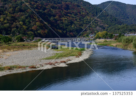 嵯峨野嵐山渡月橋和大井川（桂川） 137525353