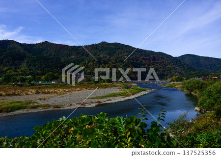 嵯峨野嵐山渡月橋和大井川(桂川) 嵯峨野嵐山渡月橋和大井川(桂川) 137525356