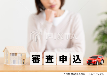 一位中年婦女擔心自己申請信用調查會被阻止。 一位中年婦女擔心自己申請信用調查會被阻止。 137525392