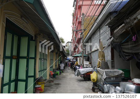 Bangkok Khaosan Road, an alleyway with many guesthouses 137526107