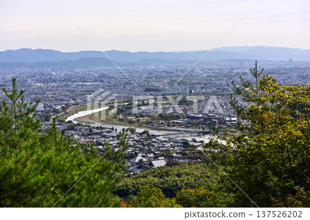 從小倉山山頂眺望渡月橋和桂川(大井川)。 從小倉山山頂眺望渡月橋和桂川(大井川)。 137526202