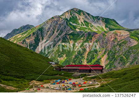 北阿爾卑斯山脈、雙六小屋以及雲霧繚繞的鷲羽山和水翔山。 137526247