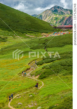 北阿爾卑斯山脈－雙六小屋和鷲羽山，雲霧繚繞 137526248