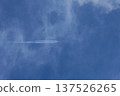 噴射機飛越雲層 137526265