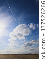 在海灘上，藍天中飄著飛機尾跡的景色 137526266