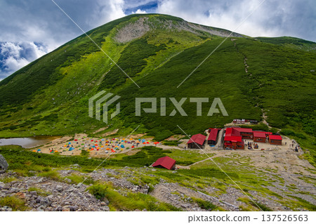 從攀登北阿爾卑斯山脈魔澤山的途中可以看到雙六山小屋和雙六山。 137526563