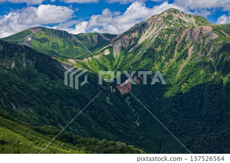 從攀登莫澤山的途中可以遠眺北阿爾卑斯山脈、鷲羽山和總武山。 從攀登莫澤山的途中可以遠眺北阿爾卑斯山脈、鷲羽山和總武山。 137526564