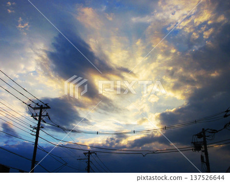 不祥的日落天空景象 137526644