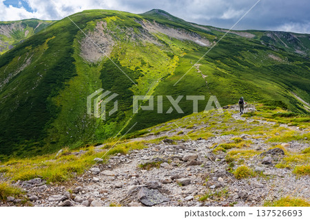 登山者沿著北阿爾卑斯山脈的茂澤岳和雙六岳的山脊行走。 137526693