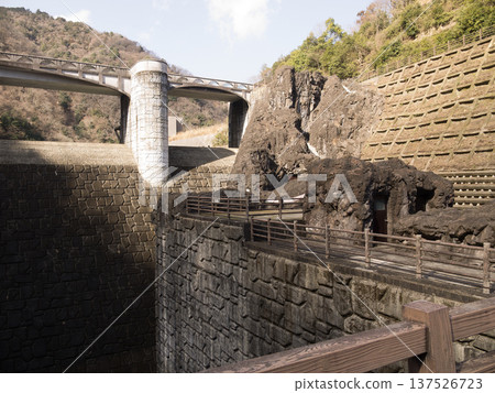Stone hut dam 137526723