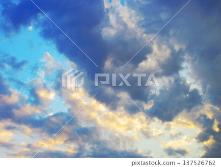 不祥的日落天空景象 不祥的日落天空景象 137526762