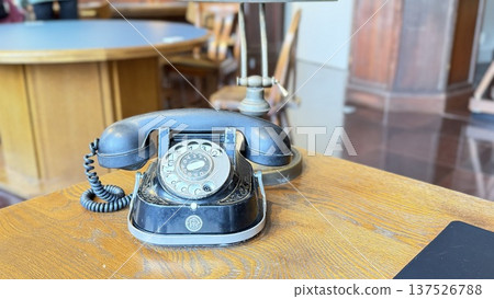 東京中央郵政局前局長辦公室的黑色電話 東京中央郵政局前局長辦公室的黑色電話 137526788