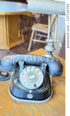 東京中央郵政局前局長辦公室的黑色電話 東京中央郵政局前局長辦公室的黑色電話 137526789