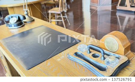 東京中央郵政局前局長辦公室的黑色電話 東京中央郵政局前局長辦公室的黑色電話 137526791