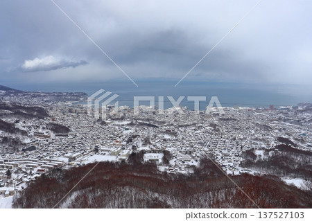 冬季從天狗山展望台眺望小樽城市景觀與索道（北海道小樽） 137527103