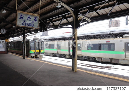 H100 series train departing from platform 4 "Yujiro Platform" at Otaru Station (Otaru, Hokkaido) 137527107