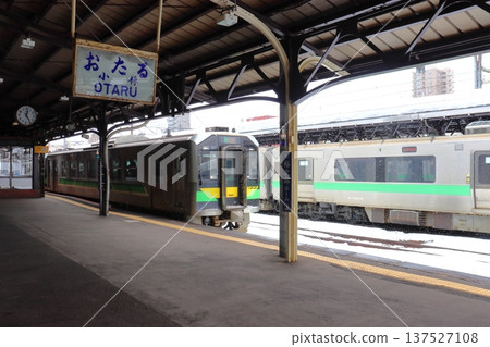H100 series train departing from platform 4 "Yujiro Platform" at Otaru Station (Otaru, Hokkaido) H100 series train departing from platform 4 "Yujiro Platform" at Otaru Station (Otaru, Hokkaido) 137527108