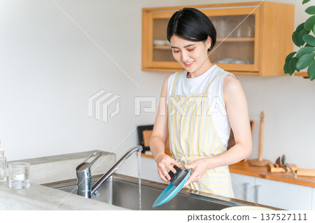 一名婦女/家庭主婦穿著圍裙洗碗 137527111