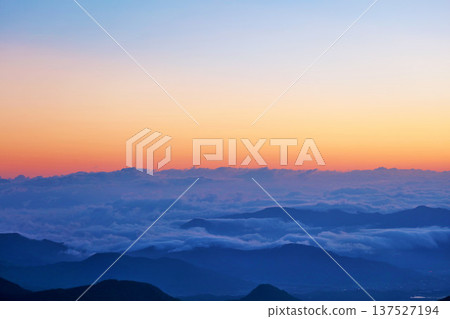 長野縣美原高原黎明前的日出與雲海 137527194