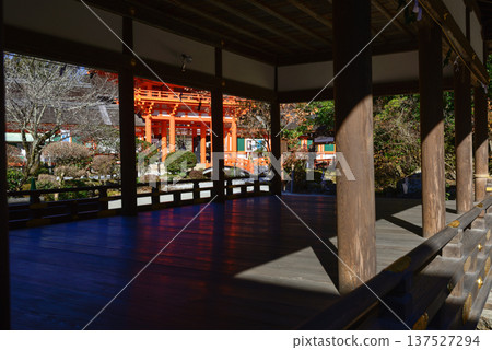 從橋殿看到的上賀茂神社(加茂和計一土神社)塔門 從橋殿看到的上賀茂神社(加茂和計一土神社)塔門 137527294