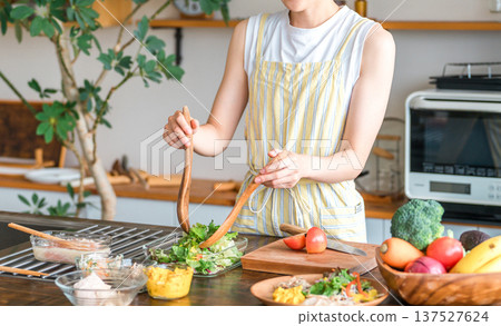 年輕的亞洲女性在廚房做飯(烹飪/家庭烹飪) 年輕的亞洲女性在廚房做飯(烹飪/家庭烹飪) 137527624