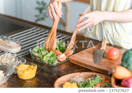 年輕的亞洲女性在廚房做飯(烹飪/家庭烹飪) 年輕的亞洲女性在廚房做飯(烹飪/家庭烹飪) 137527627