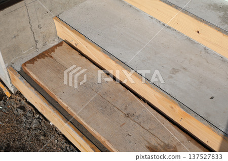 入口、地基工程、獨立式住宅、建築、新建工程、房屋、階梯、新獨立式住宅、入口、混凝土、建築物、住宅 137527833