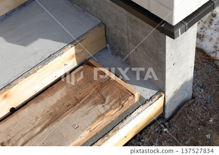 入口、地基工程、獨立式住宅、建築、新建工程、房屋、階梯、新獨立式住宅、入口、混凝土、建築物、住宅 137527834