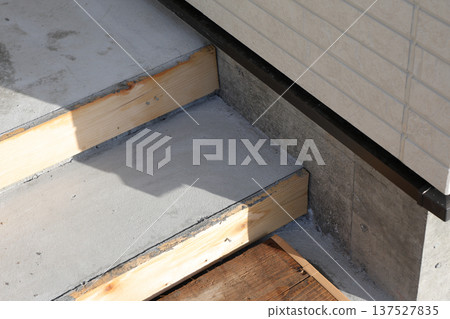 入口、地基工程、獨立式住宅、建築、新建工程、房屋、階梯、新獨立式住宅、入口、混凝土、建築物、住宅 137527835