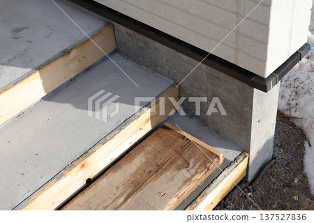 入口、地基工程、獨立式住宅、建築、新建工程、房屋、階梯、新獨立式住宅、入口、混凝土、建築物、住宅 137527836